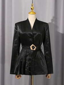 Veste cintrée en satin noir pour femme avec col en V et ceinture dorée chic
