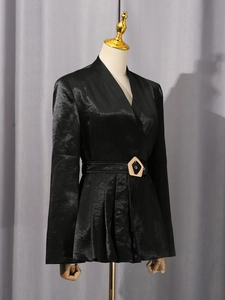 Blazer élégant en satin noir pour femme avec ceinture à boucle dorée style chic