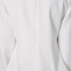 Vue détaillée de la couture arrière du costume blanc et texture du tissu lisse premium