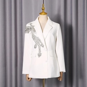 Gros plan sur blazer blanc élégant avec broderie de plumes à paillettes argentées