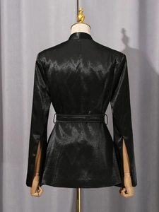 Vue arrière du blazer noir cintré en satin avec taille nouée et manches fendues