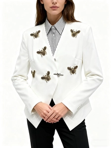 Blazer cintré blanc pour femme avec appliques d'abeilles dorées et boucle argentée