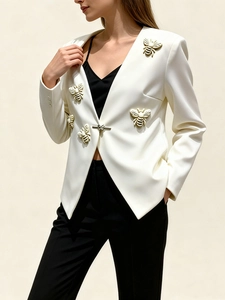 Blazer blanc élégant avec motifs d'abeilles 3D et boucle papillon en métal pour femme