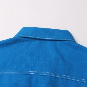 Dettaglio del colletto della giacca di jeans blu reale con cuciture bianche a contrasto