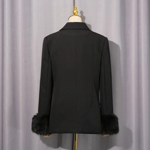 Vue arrière du blazer noir ajusté avec poignets en fausse fourrure et coupe élégante
