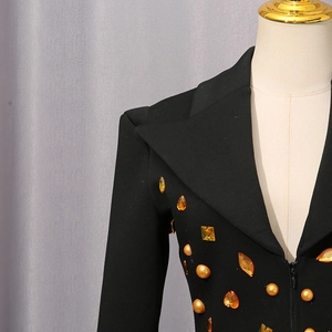Detailansicht des luxuriösen schwarzen Blazers mit aufwendiger Bernstein- und Perlenstickerei