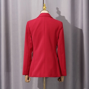 Rückansicht eines roten Blazers mit schmaler Passform, Reversdetails und Rückenmittelnaht