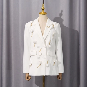Detailansicht weißer Blazer mit 3D-Blütenapplikationen und eleganten Goldketten-Elementen