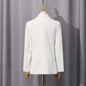 Rückansicht eines weißen taillierten Blazers mit elegantem Schnitt und professionellen Nähten