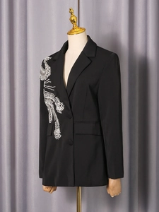 Blazer noir cintré pour femme avec broderie exquise de plumes en strass argentés