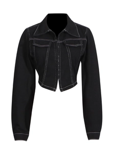 Giacca corta in denim nero con cuciture a contrasto bianche e tasche sul petto