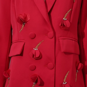 Detail eines roten Blazers mit 3D-Stoffblumen, Goldperlenstickerei und Glitzersteinen