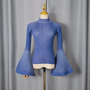 Dettaglio del maglione in maglia a coste blu reale con eleganti maniche a campana