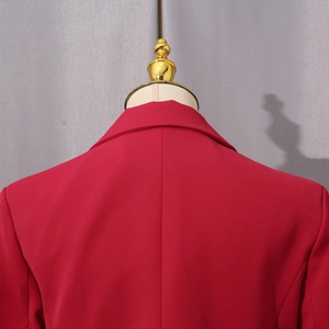 Detailansicht des dunkelroten Blazer-Kragens und der Schulternähte an einer Schneiderpuppe