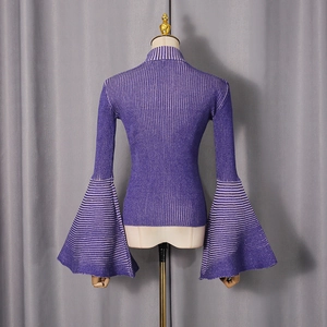 Dettaglio del maglione viola scuro slim con maniche a campana e righe bianche