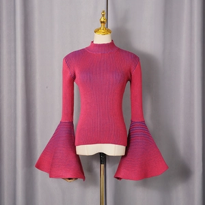 Dettaglio del top in maglia rosa slim-fit con maniche a campana e trama a costine