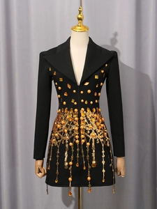 Schwarzes Etuikleid mit goldenen Perlenstickereien und glitzernden Paillettenfransen