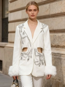 Tailleur blanc ajouré à la taille avec broderies argentées et manches en fourrure