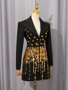 Elegantes schwarzes Langarm-Blazerkleid mit goldenen Pailletten und feinen Fransenperlen