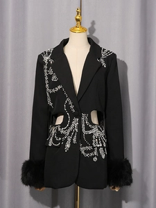 Blazer noir pour femme avec strass brillants, découpes à la taille et poignets en fourrure