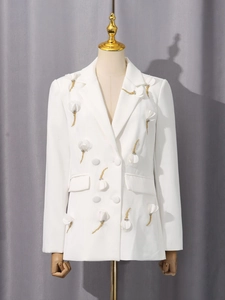 Eleganter weißer zweireihiger Blazer mit 3D-Blütenblättern und goldenen Stickereien