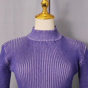Dettaglio top in maglia a coste viola con collo a lupetto ed eleganti maniche a campana