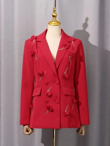 Eleganter roter zweireihiger Blazer mit 3D-Blütenapplikationen und Perlenfransen-Details