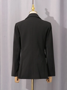 Minimalistischer schwarzer Damenblazer mit Schulterpolstern und sauberer Rückansicht