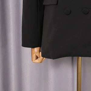 Detailansicht des schwarzen Doppelreiher-Blazers mit Taschen und Stoffstruktur