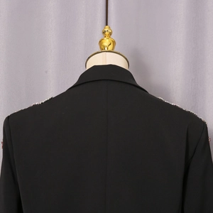 Detail der schwarzen Blazer-Rückseite und Schulternähte mit glitzernden Pailletten