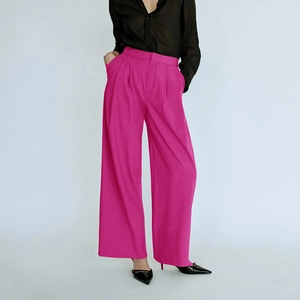 Detail der rosaroten Hose mit weitem Bein, hoher Taille, Falten und fließendem Stoff