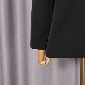 Detailaufnahme von Ärmel und Saum eines klassischen schwarzen Blazers auf einer Schneiderpuppe