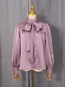 Chemisier élégant en satin lilas avec col à nouer et boutons roses dorés pour femmes