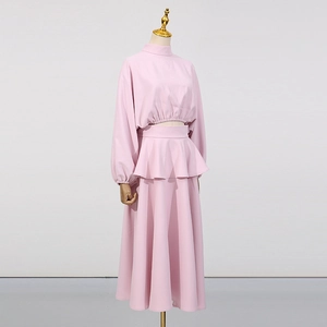 Vue détaillée d'un ensemble rose style français avec haut court et jupe à volants
