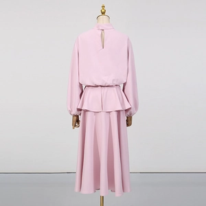 Détail du dos avec découpe en goutte et manches lanternes sur un ensemble robe rose