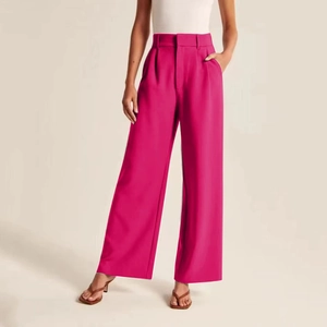 Detailaufnahme der fuchsiafarbenen High-Waist-Hose mit weitem Bein, Falten und Seitentaschen