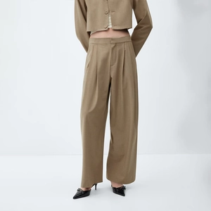 Detaillierte Ansicht der khakifarbenen Damen-Hose mit weitem Bein und Blazer