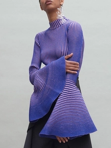 Top in maglia aderente con maniche a campana e strisce orizzontali blu e viola