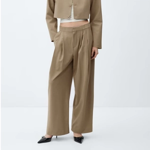 Detail der khakifarbenen Hose mit hoher Taille, elegantem Fall und hochwertiger Stoffstruktur