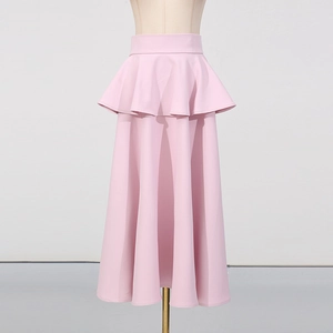 Détail de jupe midi rose clair à taille haute avec péplum et ourlet élégant à volants