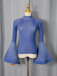 Top in maglia blu semitrasparente con maniche a campana e righe verticali sottili