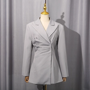Detailansicht der asymmetrischen Falten und des hochwertigen Stoffes am grauen Blazer