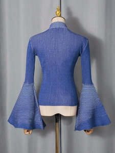 Maglione in maglia blu-viola aderente con maniche a campana e polsini con strisce