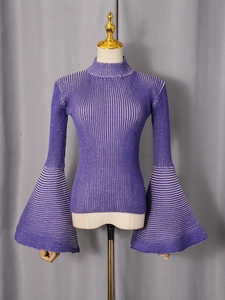 Maglione in maglia viola slim fit con maniche a campana svasate e trama a coste verticali