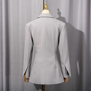 Grauer taillierter Blazer mit Schlitzdetails an den Ärmeln und eleganter Rückenansicht