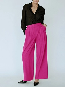 Schicke Damen High Waist Weites Bein Faltenhose in Pink mit elegantem schwarzem Hemd