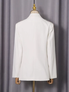 Eleganter weißer Damenblazer mit exquisiten Kristallperlen an den Schultern und Rückennaht