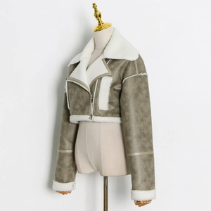 Dettaglio del colletto in shearling e cerniera sulla giacca biker color tortora