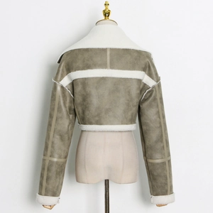 Dettaglio delle cuciture geometriche sul retro di una giacca shearling grigio-verde