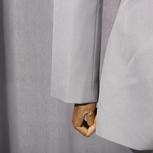 Detailansicht von Ärmel und Saum des grauen Blazers an einer Schaufensterpuppe